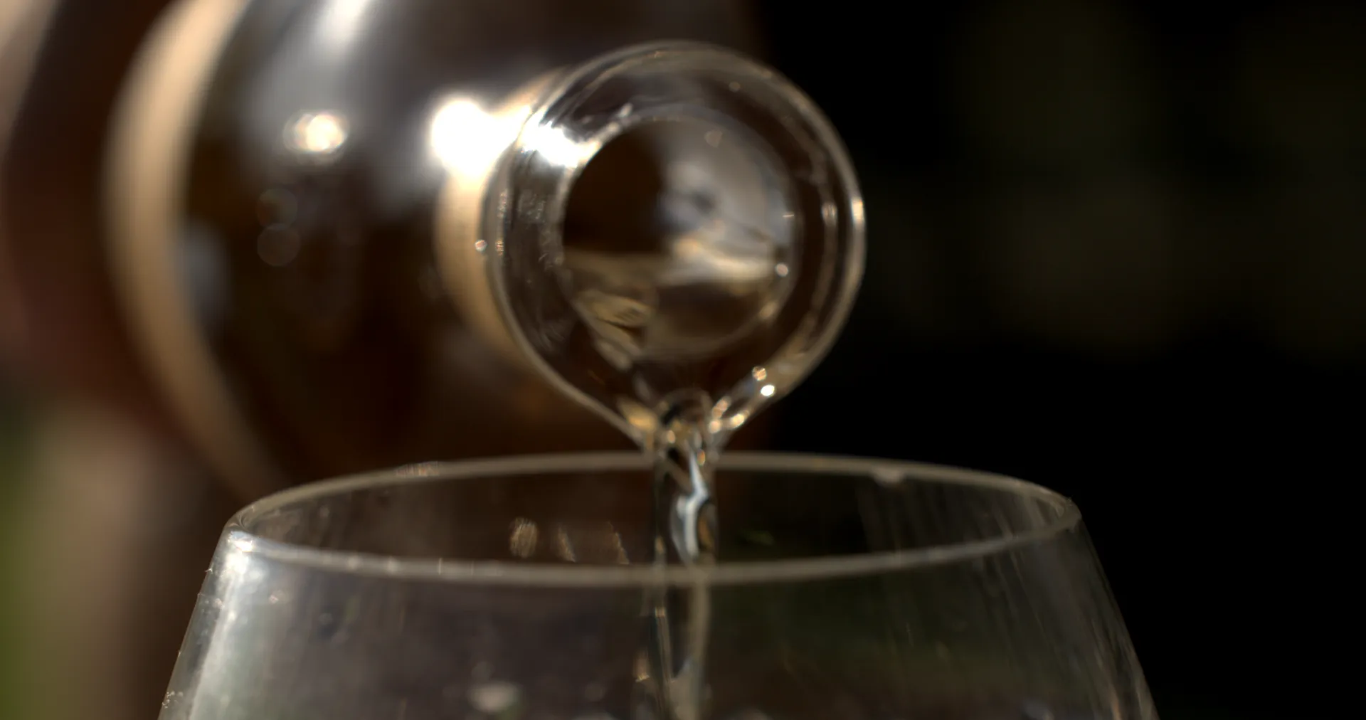 Agazul blanco pouring from the bottle into a glass